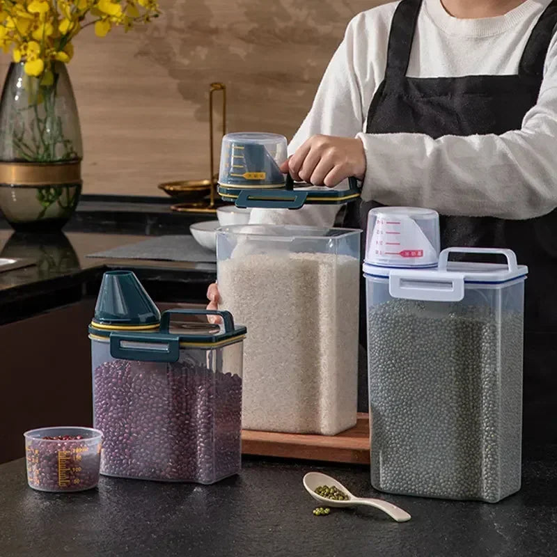 1.5/2kg Kitchen Supplies Food Storage Bucket Portable Moistureproof Storage Tank with Scale Cup Food Bucket Plastic Container